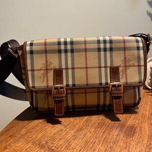 Leather Burberry buckle "messenger" style bag